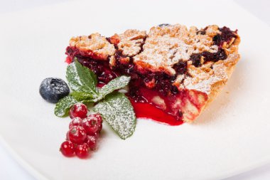 Reçelli kumlu kek ve tabakta böğürtlen