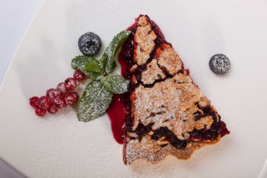 Reçelli kumlu kek ve tabakta böğürtlen