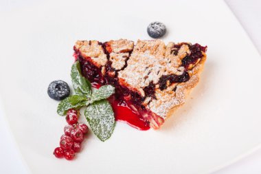 Reçelli kumlu kek ve tabakta böğürtlen