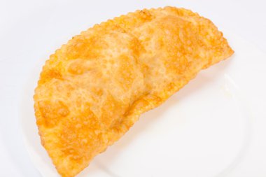 Bir cheburek, beyaz tabakta kuzu eti