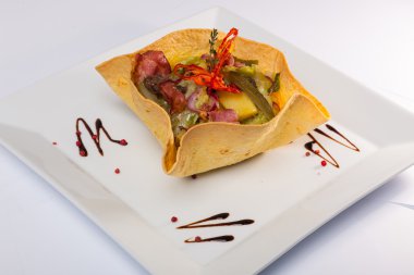 Salatalık turşulu salata ve soslu domuz pastırması.