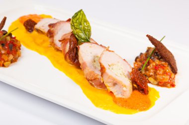 Soslu etli börek ve tabakta sebze havyarı.