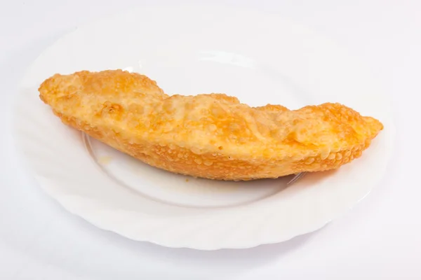 Een Cheburek Met Lamsvlees Witte Plaat — Stockfoto