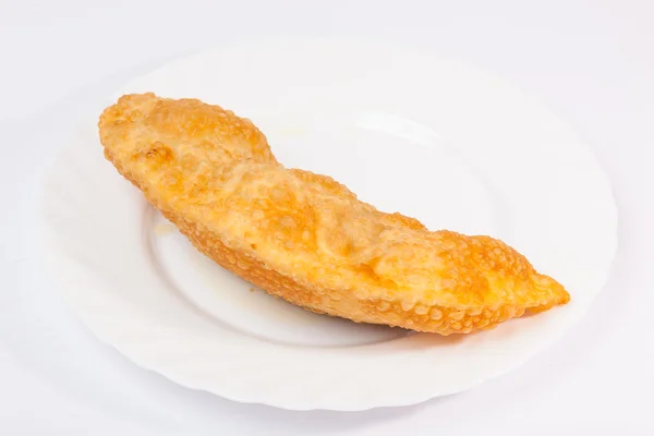 Een Cheburek Met Lamsvlees Witte Plaat — Stockfoto