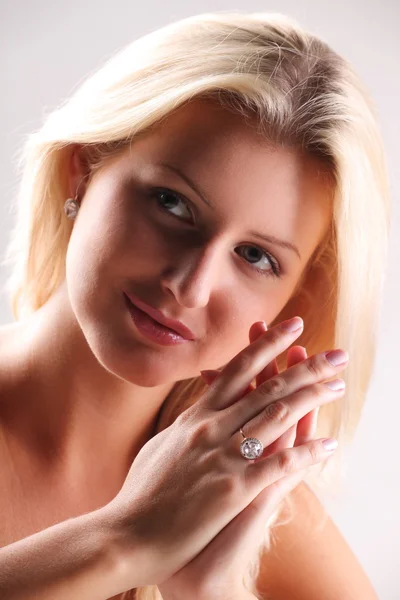 Schöne Junge Blondine Zeigt Schmuckring Mit Stein Diamant — Stockfoto