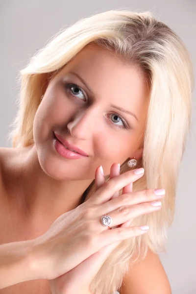 Schöne Junge Blondine Zeigt Schmuckring Mit Stein Diamant — Stockfoto