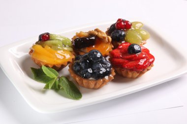 Meyveli ve naneli tartlar.