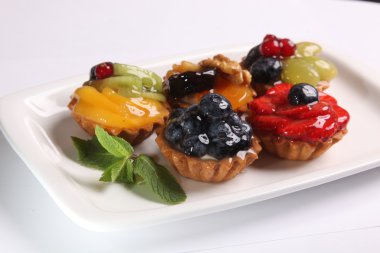 Meyveli ve naneli tartlar.