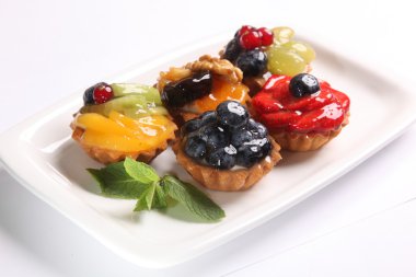 Meyveli ve naneli tartlar.