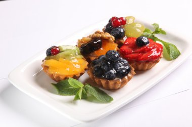 Meyveli ve naneli tartlar.