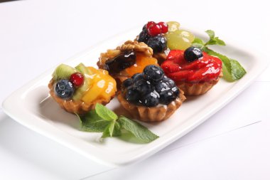 Meyveli ve naneli tartlar.