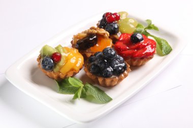 Meyveli ve naneli tartlar.