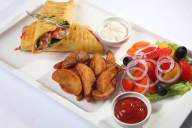 Soslu tavukla yuvarlan.