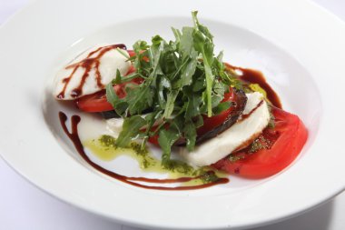 Tabakta domates ve peynirli Caprese salatası