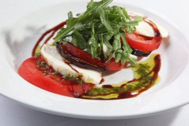 Tabakta domates ve peynirli Caprese salatası
