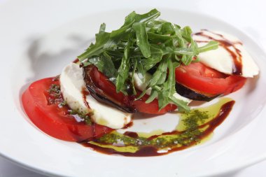 Tabakta domates ve peynirli Caprese salatası