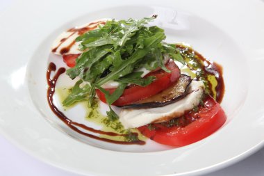 Tabakta domates ve peynirli Caprese salatası