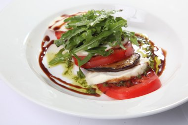 Tabakta domates ve peynirli Caprese salatası