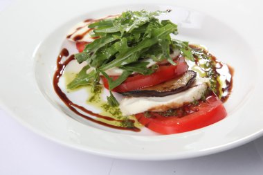 Tabakta domates ve peynirli Caprese salatası