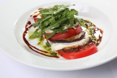 Tabakta domates ve peynirli Caprese salatası