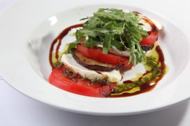 Tabakta domates ve peynirli Caprese salatası