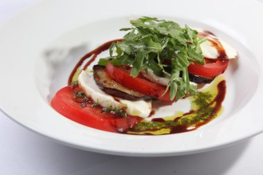 Tabakta domates ve peynirli Caprese salatası