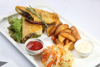 Soslu tavukla yuvarlan.