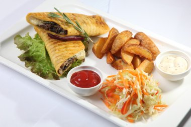 Soslu tavukla yuvarlan.