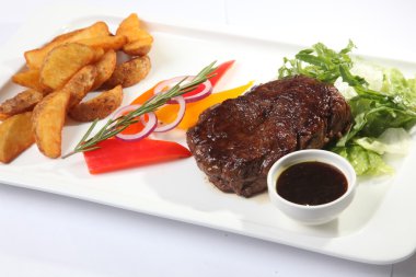 ızgara biftek, patates ve sebze