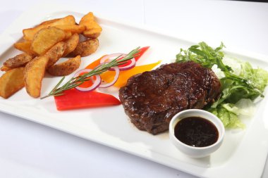 ızgara biftek, patates ve sebze