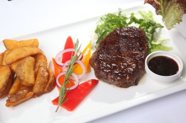 ızgara biftek, patates ve sebze