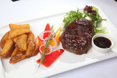 ızgara biftek, patates ve sebze