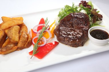 ızgara biftek, patates ve sebze