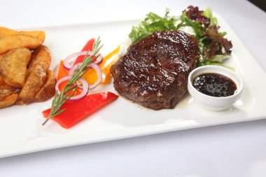 ızgara biftek, patates ve sebze