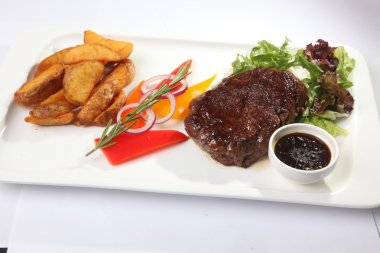 ızgara biftek, patates ve sebze