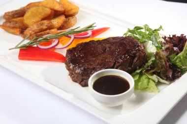 ızgara biftek, patates ve sebze