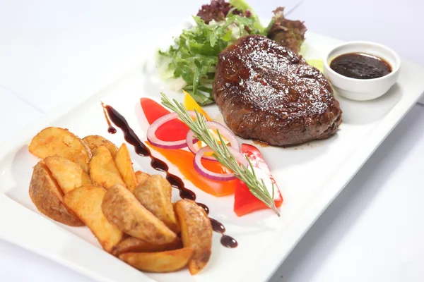 Grillezett Steakek Hasábburgonyával Zöldségekkel — Stock Fotó