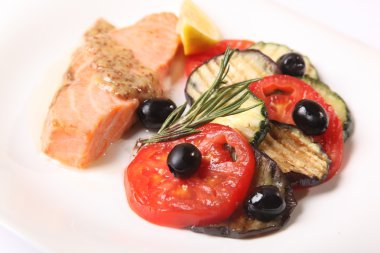 tabakta sebze somon steak