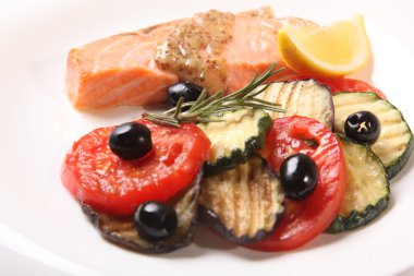 tabakta sebze somon steak