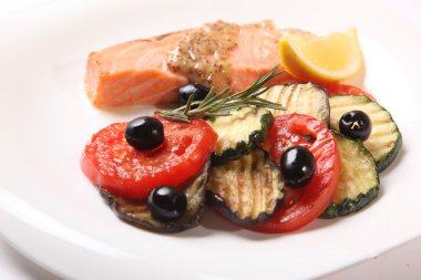 tabakta sebze somon steak