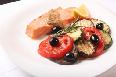 tabakta sebze somon steak