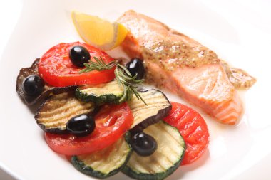 tabakta sebze somon steak