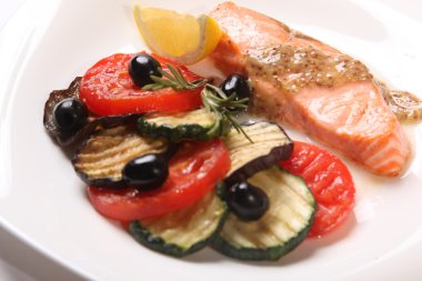 tabakta sebze somon steak