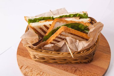 sepet içinde yeşillikleri ile sandviç