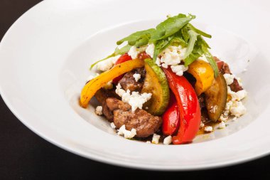 Domuz eti ve biber salatası