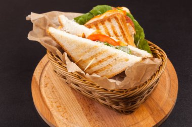 sepet içinde jambon ile sandviç