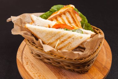 sepet içinde jambon ile sandviç