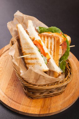 sepet içinde jambon ile sandviç