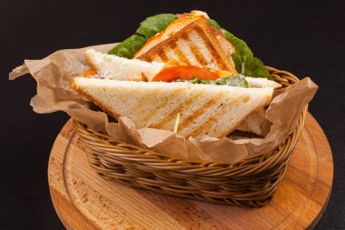 sepet içinde jambon ile sandviç