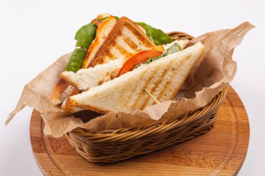 sepet içinde yeşillikleri ile sandviç